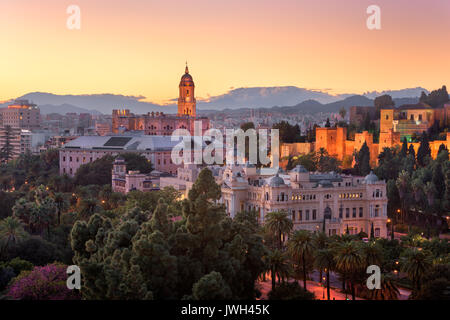 MALAGA, Spagna - 28 novembre 2016: vista aerea di Malaga in serata, Spagna. Con una popolazione di 569,130 nel 2015, Malaga è la seconda più populo Foto Stock