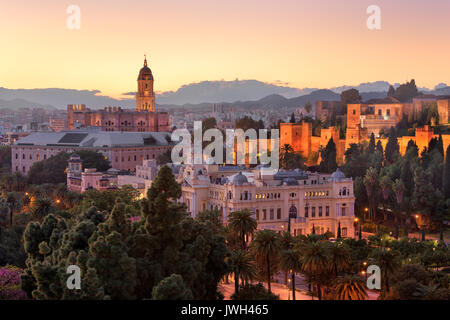 MALAGA, Spagna - 28 novembre 2016: vista aerea di Malaga in serata, Spagna. Con una popolazione di 569,130 nel 2015, Malaga è la seconda più populo Foto Stock