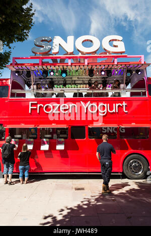 Lo Snog ha congelato yogurt a due piani autobus londinese sulla Southbank, Waterloo, SE1, Regno Unito Foto Stock