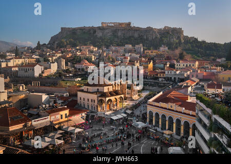 ATHENS, Grecia - 24 febbraio 2017: Veduta aerea di Piazza Monastiraki e Acropoli di sera, Atene, Grecia. Monastiraki è un mercato delle pulci neigh Foto Stock