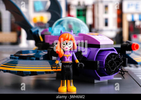 Tambov, Federazione Russa - Marzo 04, 2017 Lego DC Super Hero Batgirl mini-doll figura in piedi di fronte al suo Batjet. Studio shot. Foto Stock