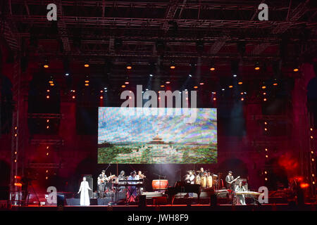 Pula. 11 Ago, 2017. Banda cinese Haya eseguire durante la Via della Seta Cinese Etno Music Festival all'antica Arena di Pola, in Croazia il 11 agosto, 2017. Credito: Dusko Marusic/Xinhua/Alamy Live News Foto Stock