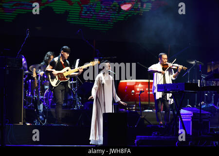 Pula. 11 Ago, 2017. Banda cinese Haya eseguire durante la Via della Seta Cinese Etno Music Festival all'antica Arena di Pola, in Croazia il 11 agosto, 2017. Credito: Dusko Marusic/Xinhua/Alamy Live News Foto Stock