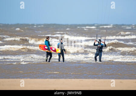 Southport, Merseyside, 12 agosto 2017. Regno Unito Meteo. Il sole finalmente appare come famiglie cercare di sfruttare al meglio i poveri estate meteo Su breezy day a Southport beach nel Merseyside. Credito: Cernan Elias/Alamy Live News Foto Stock