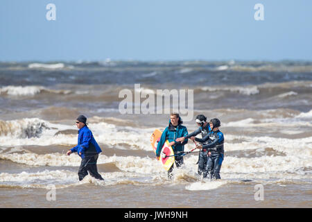 Southport, Merseyside, 12 agosto 2017. Regno Unito Meteo. Il sole finalmente appare come famiglie cercare di sfruttare al meglio i poveri estate meteo Su breezy day a Southport beach nel Merseyside. Credito: Cernan Elias/Alamy Live News Foto Stock