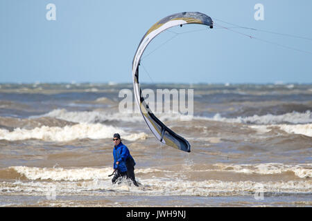 Southport, Merseyside, 12 agosto 2017. Regno Unito Meteo. Il sole finalmente appare come famiglie cercare di sfruttare al meglio i poveri estate meteo Su breezy day a Southport beach nel Merseyside. Credito: Cernan Elias/Alamy Live News Foto Stock