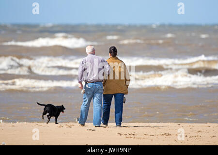 Southport, Merseyside, 12 agosto 2017. Regno Unito Meteo. Il sole finalmente appare come famiglie cercare di sfruttare al meglio i poveri estate meteo Su breezy day a Southport beach nel Merseyside. Credito: Cernan Elias/Alamy Live News Foto Stock