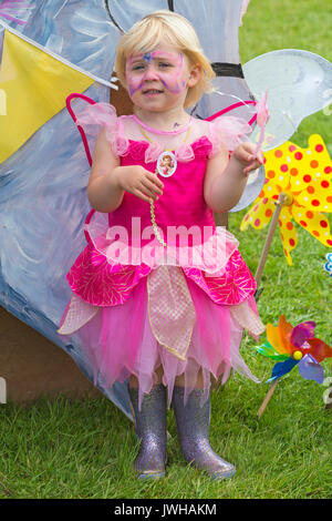 Burley, Hampshire, Regno Unito. 12 Ago, 2017. New Forest Fairy Festival. Masse di fate cosparso con polvere di fata, scenda su di Burley per il fine settimana per una magica incantevole festival nella nuova foresta. Giovane ragazza vestita come fata con faccia dipinta indossando rosa abito da fiaba e welly stivali. Credito: Carolyn Jenkins/Alamy Live News Foto Stock