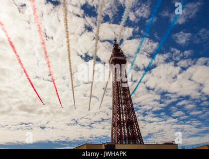 Blackpool, Lancashire, Regno Unito. 12 Ago, 2017. Le frecce rosse a Blackpool Air Show. Credito; MediaWorldImages/AlamyLiveNews Foto Stock