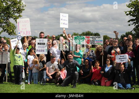 Luton, Regno Unito. 12 Ago, 2017. Amici di Wigmore Park e i residenti di Luton è venuto insieme per un picnic per mostrare quanto loro care Wigmore Valley Park. Luton Borough Consiglio propongono di costruire lì e sono dovuti a presentare una domanda di pianificazione per il nuovo secolo Park, a 70 acri di sviluppo commerciale con un 1.6 miglia di strada di accesso. Credito: NW Immagini/Alamy Live News Foto Stock