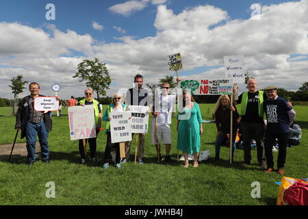 Luton, Regno Unito. 12 Ago, 2017. Amici di Wigmore Park e i residenti di Luton è venuto insieme per un picnic per mostrare quanto loro care Wigmore Valley Park. Luton Borough Consiglio propongono di costruire lì e sono dovuti a presentare una domanda di pianificazione per il nuovo secolo Park, a 70 acri di sviluppo commerciale con un 1.6 miglia di strada di accesso. Credito: NW Immagini/Alamy Live News Foto Stock