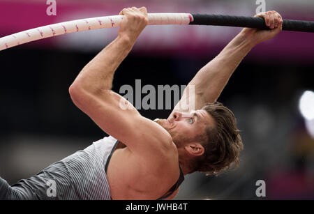 Londra, Regno Unito. 12 Ago, 2017. Atleta tedesco Rico Freimuth compete in uomini della pole-vaulting decathlon evento presso la IAAF Campionati del Mondo a Londra, UK, 12 agosto 2017. Foto: Rainer Jensen/dpa/Alamy Live News Foto Stock