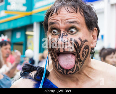 Ballerini Maori dalla Nuova Zelanda eseguendo la Haka a Billingham festival internazionale del folklore. Regno Unito Foto Stock