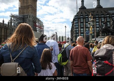 Londra, Regno Unito 12 agosto 2017. La folla di turisti sul Westminster Bridge su una cortina di nubi ma calda giornata con temperature di 22 gradi.:Credito: Claire Doherty Alamy/Live News Foto Stock