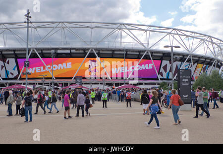 Londra, Regno Unito. 12 Ago, 2017. I visitatori del 2017 World International Athletics Championships presso il London Olympic Stadium. Londra, Regno Unito. Credito: Julio Etchart/Alamy Live News Foto Stock