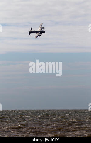 Blackpool, Lancashire, Regno Unito. 12 Ago, 2017. Lancaster da hte Battle of Britain Memorial Flight a Blackpool Credito: Russell Millner/Alamy Live News Foto Stock