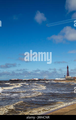 Blackpool, Lancashire, Regno Unito. 12 Ago, 2017. Lame di aria Team Display oltre la Blackpool Tower Credito: Russell Millner/Alamy Live News Foto Stock