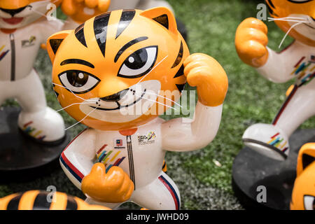 Kuala Lumpur, Malesia. 12 Agosto, 2017. Rimau è la mascotte ufficiale per il Kuala Lumpur 2017 XXIX Southeast Asian Games (Giochi di Mare) ha ospitato a Kuala Lumpur, Malesia. La mascotte Rimau figurina funzionalità dopo la tigre: la malese. © Danny Chan/Alamy Live News. Foto Stock