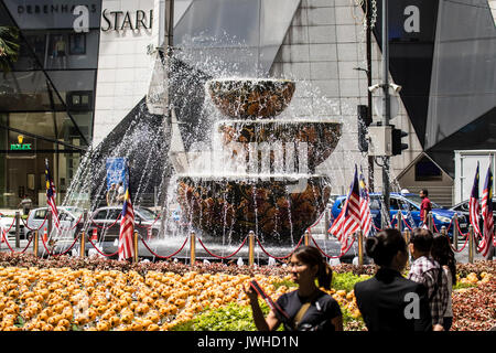 Kuala Lumpur, Malesia. 12 Agosto, 2017. Rimau è la mascotte ufficiale per il Kuala Lumpur 2017 XXIX GIOCHI DEL MARE. La mascotte figurina esposti al pubblico si trova al di fuori di un centro commerciale di Kuala Lumpur. © Danny Chan/Alamy Live News. Foto Stock