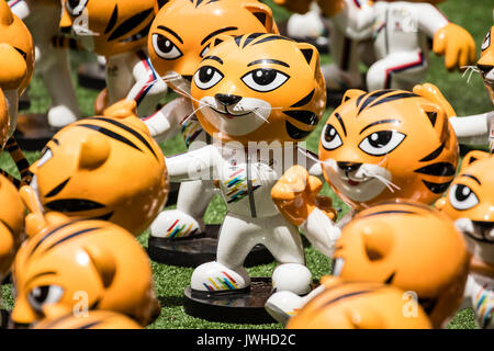 Kuala Lumpur, Malesia. 12 Agosto, 2017. Rimau è la mascotte ufficiale per il Kuala Lumpur 2017 XXIX Southeast Asian Games (Giochi di Mare) ha ospitato a Kuala Lumpur, Malesia. La mascotte Rimau figurina funzionalità dopo la tigre: la malese. © Danny Chan/Alamy Live News. Foto Stock