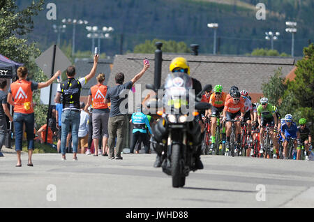 Breckenridge, Colorado, Stati Uniti d'America. 11 Ago, 2017. Team Rally Ciclismo controlla il ritmo come il principale peloton raggiunge la zona di alimentazione durante la seconda tappa inaugurale della Colorado Classic corsa di ciclismo, Breckenridge, Colorado. Credito: Cal Sport Media/Alamy Live News Foto Stock