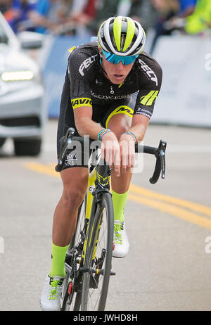 Breckenridge, Colorado, Stati Uniti d'America. 11 Ago, 2017. Holowesko/Cittadella, T.J. Eisenhart, mantiene il suo assolo breakaway nel giro finale della seconda tappa inaugurale della Colorado Classic corsa di ciclismo, Breckenridge, Colorado. Credito: Cal Sport Media/Alamy Live News Foto Stock