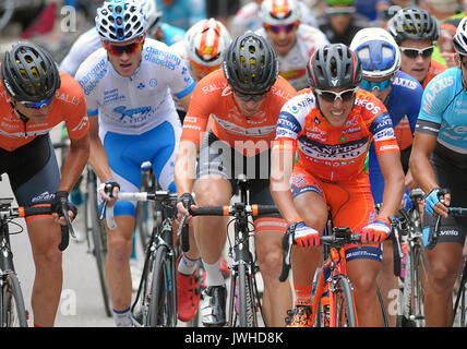 Breckenridge, Colorado, Stati Uniti d'America. 11 Ago, 2017. Il peloton principale si avvicina alla sommità del difficile Moonstone a salire durante la seconda tappa inaugurale della Colorado Classic corsa di ciclismo, Breckenridge, Colorado. Credito: Cal Sport Media/Alamy Live News Foto Stock