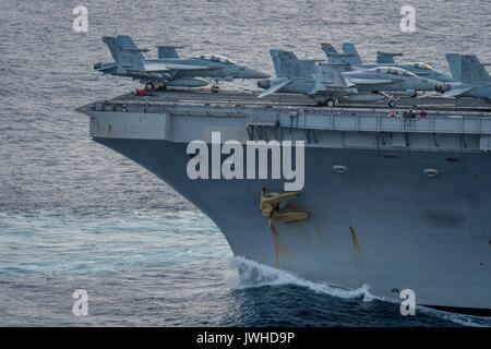 Oceano Pacifico. 11 Ago, 2017. Aeromobile schierate sul ponte di volo dell'U.S. Nimitz Navy-class portaerei nucleare USS Theodore Roosevelt durante un transito dello stretto di mostrare la forza di esercizio 11 agosto 2017 nell'Oceano Pacifico. La formazione avviene durante la tensione elevata con la Corea del Nord. Credito: Planetpix/Alamy Live News Foto Stock