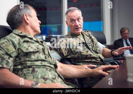 Honolulu, Stati Uniti. 11 Ago, 2017. Stati Uniti Presidente del Joint Chiefs gen. Giuseppe Dunford, a destra si incontra con il comandante degli STATI UNITI Pacifico Comando Adm. Harry Harris in PACOM quartier generale a base comune perla Harbor-Hickam Agosto 11, 2017 a Honolulu, Hawaii. I due sono riuniti come aumento di tensioni con la Corea del Nord su nucleari e di missili balistici prove. Credito: Planetpix/Alamy Live News Foto Stock