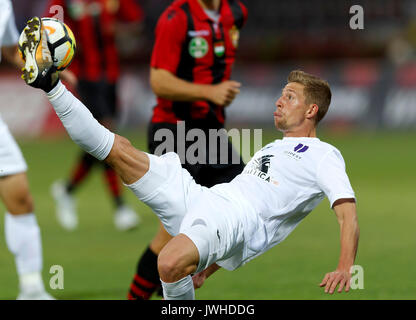 Budapest, Ungheria. 12 Ago, 2017. BUDAPEST, Ungheria - 12 agosto: Krisztian Simon di Újpest FC calci la sfera durante l'Ungherese Banca OTP Liga match tra Budapest e Honved Újpest FC a Bozsik Stadium il 12 agosto 2017 a Budapest, Ungheria. Credito: Laszlo Szirtesi/Alamy Live News Foto Stock