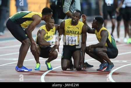 Londra, Regno Unito. 12 Ago, 2017. Usain Bolt è aiutato oltre la linea 4 X100 metri mondiali di atletica 2017 Londra Stam, Londra, Inghilterra 12 agosto 2017 Credit: Allstar Picture Library/Alamy Live News Foto Stock