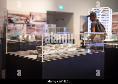 Singapore. 12 Ago, 2017. Editoriale le foto scattate a Zaha Hadid Architects: Reimagining mostra di architettura di Singapore dell'arte del Museo della Scienza di credito: Chuen Siang Tan/Alamy Live News Foto Stock