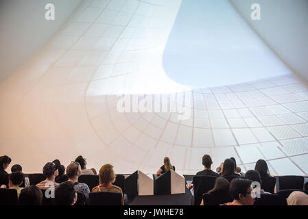 Singapore. 12 Ago, 2017. Editoriale le foto scattate a Zaha Hadid Architects: Reimagining mostra di architettura di Singapore dell'arte del Museo della Scienza di credito: Chuen Siang Tan/Alamy Live News Foto Stock