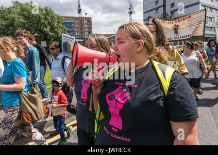 Londra, Regno Unito. Il 12 agosto 2017. Jasmin pietra della messa a fuoco E15 madri conduce il canto di slogan all inizio del mese di marzo dal punto Ferrier in Canning Town per un rally a Tanner punto in Plaistow sottolineando il pericolo di questi due blocchi con lo stesso rivestimento come Grenfell Tower, esigente di Safe Homes, non sociale pulizia nella zona est di Londra. Poi hanno continuato a i falegnami di estate in Stratford largamente svuotata di persone di oltre dieci anni fa e intende smantellare, per un "mani circa i falegnami di Estate' solidarietà Credito: Peter Marshall / Alamy Live News Foto Stock