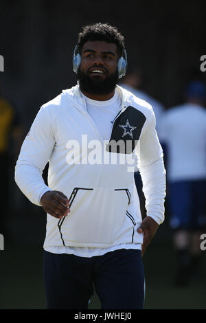 Agosto 12, 2017 a Los Angeles, CA.Ezechiele Elliot tenendo il campo a riscaldarsi per Dallas Cowboys vs Los Angeles Rams presso il Los Angeles Memorial Coliseum di Los Angeles, Ca il 12 agosto 2017. (Assoluta fotografo completo & Company Credit: Jevone Moore/MarinMedia.org/Cal Sport Media (rete televisione vi preghiamo di contattare il vostro rappresentante di vendita per uso televisivo. Foto Stock