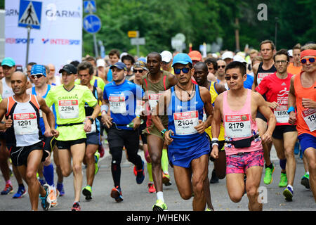 HELSINKI, Finlandia - 12 agosto 2017: Helsinki City Marathon, 12.08.2017. Tradizionale marathon svoltasi a Helsinki, Finlandia, sabato 12 agosto. Corridori provenienti da 73 paesi hanno preso parte alla Maratona. Iniziata la gara nei pressi del monumento al leggendario atleta finlandese Paavo Nurmi. Foto Stock