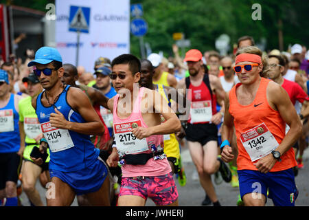 HELSINKI, Finlandia - 12 agosto 2017: Helsinki City Marathon, 12.08.2017. Tradizionale marathon svoltasi a Helsinki, Finlandia, sabato 12 agosto. Corridori provenienti da 73 paesi hanno preso parte alla Maratona. Iniziata la gara nei pressi del monumento al leggendario atleta finlandese Paavo Nurmi. Foto Stock