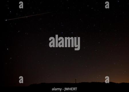 Cleobury Mortimer, shropshire, Regno Unito. 11 agosto, 2017. una meteora è fotografato nel cielo sopra shropshire poco prima di mezzanotte e prima che la luna crescente ha reso difficile individuare l'annuale perseid Meteor doccia. Pietro lopeman/alamy live news Foto Stock