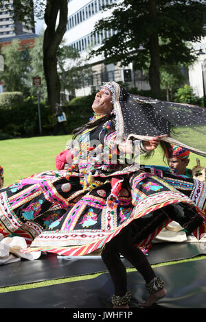 Rochdale, Regno Unito. 12 Agosto, 2017. Un ballerino con il Rajasthan Caravan Circus Rochdale, 12 Agosto, 2017 (C)Barbara Cook/Alamy Live News Credito: Barbara Cook/Alamy Live News Foto Stock