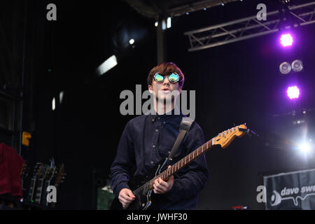 Rochdale, Regno Unito. 12 Agosto, 2017. Il chitarrista con la ricreazione, Rochdale, 12 Agosto, 2017 (C)Barbara Cook/Alamy Live News Credito: Barbara Cook/Alamy Live News Foto Stock