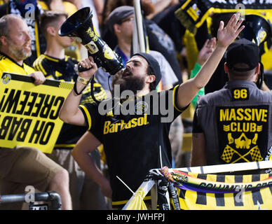 Columbus, U.S.A. 12 Ago, 2017. Agosto 12, 2017: Columbus Crew cheers ventola il suo team su contro incendio di Chicago nella loro corrispondono a Mapfre Stadium. olumbus, Ohio, Stati Uniti d'America Credito: Brent Clark/Alamy Live News Foto Stock