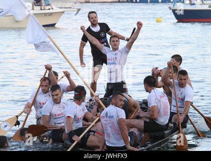 (170813) -- PLOCE(Croazia), e il agosto 13, 2017 (Xinhua) -- i giocatori della squadra pirati celebrare la vittoria dopo la ventesima maratona Ladja, un 22.5km gara in barca sul fiume Neretva in Ploce, Croazia, su agosto 12, 2017. Un totale di 30 barche e alcuni 300 rematori ha preso parte al tradizionale evento. (Xinhua/Ivo Cagalj) Foto Stock