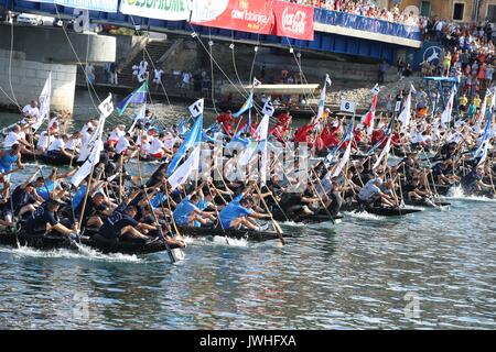 (170813) -- PLOCE(Croazia), e il agosto 13, 2017 (Xinhua) -- i rematori di competere nel corso della ventesima maratona Ladja, un 22.5km gara in barca sul fiume Neretva in Ploce, Croazia, su agosto 12, 2017. Un totale di 30 barche e alcuni 300 rematori ha preso parte al tradizionale evento. (Xinhua/Ivo Cagalj) Foto Stock