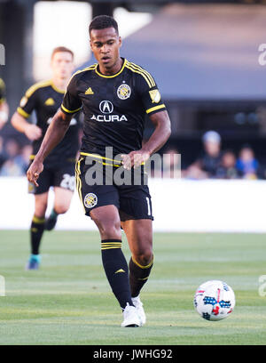 Columbus, U.S.A. 12 Ago, 2017. Agosto 12, 2017: Columbus Crew avanti Ola Kamara (11) gestisce la sfera gainst Chicago nel loro corrispondono a Mapfre Stadium. Columbus, Ohio, Stati Uniti d'America Credito: Brent Clark/Alamy Live News Foto Stock