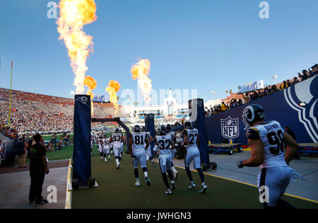 Los Angeles, CA, Stati Uniti d'America. 12 Ago, 2017. LOS ANGELES, CA - Agosto 12, 2017 - Los Angeles Rams scendere in campo per una partita contro Dallas Cowboys presso il Los Angeles Memorial Coliseum. Credito: K.C. Alfred/San Diego Union-Tribune/ZUMA filo/Alamy Live News Foto Stock