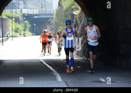 HELSINKI, Finlandia - 12 agosto 2017: Helsinki City Marathon, 12.08.2017. Tradizionale marathon svoltasi a Helsinki, Finlandia, sabato 12 agosto. Corridori provenienti da 73 paesi hanno preso parte alla Maratona. Iniziata la gara nei pressi del monumento al leggendario atleta finlandese Paavo Nurmi. Credito: Mikhail Olykaynen/Alamy Live News Foto Stock