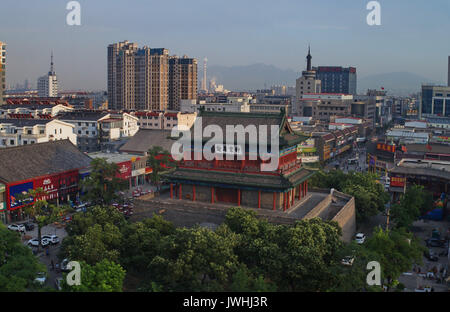 Shijiazhuang. 12 Ago, 2017. Foto scattata su agosto 12, 2017 mostra il rinnovato Zhenshuolou Pavillion a Xuanhua città del nord della Cina di nella provincia di Hebei. A Xuanhua, una città storica di importanza strategica è di riacquistare la sua grandezza come una campagna di restauri è stata lanciata nel 2005 per ripristinare i suoi monumenti storici. Credito: Yang Shiyao/Xinhua/Alamy Live News Foto Stock