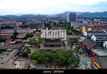 Shijiazhuang. 12 Ago, 2017. Foto scattata su agosto 12, 2017 mostra il rinnovato Zhenshuolou Pavillion a Xuanhua città del nord della Cina di nella provincia di Hebei. A Xuanhua, una città storica di importanza strategica è di riacquistare la sua grandezza come una campagna di restauri è stata lanciata nel 2005 per ripristinare i suoi monumenti storici. Credito: Yang Shiyao/Xinhua/Alamy Live News Foto Stock