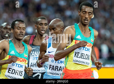 Londra, Regno Unito. 12 Agosto, 2017. Mo FARAH di GBR con uno sguardo di shock come Mukta EDRIS di Etiopia tirare assieme a lui prima di un Etiope batte lui la medaglia d'oro durante la IAAF mondiale di atletica 2017 il giorno 9 presso il parco olimpico di Londra, Inghilterra il 12 agosto 2017. Foto di Andy Rowland/prime immagini multimediali. Credito: Andrew Rowland/Alamy Live News/Alamy Live News Foto Stock