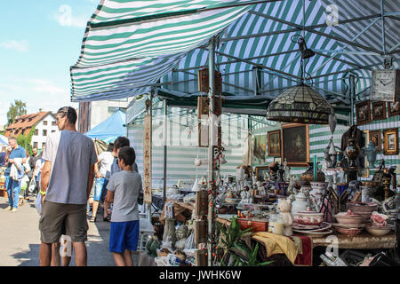 Gdansk, Polonia. 13 Agosto, 2017. Le persone in cerca di merci in un mercato delle pulci durante il 757th edizione di San Domenico la fiera sono visti in Gdansk, Polonia il 13 agosto 2017 Più di mille 1000 commercianti, artisti e collezionisti di partecipare alla fiera che occupano con i loro stand diverse strade del centro di nel centro storico della città. San Domenico's Fair è il più grande aperto di scambi ed eventi culturali in Polonia e uno dei più grandi eventi del genere in Europa. Essa ha goduto di oltre sette cento cinquanta anni di tradizione; è stata istituita dal Papa Alessandro IV nel 1260. Foto Stock